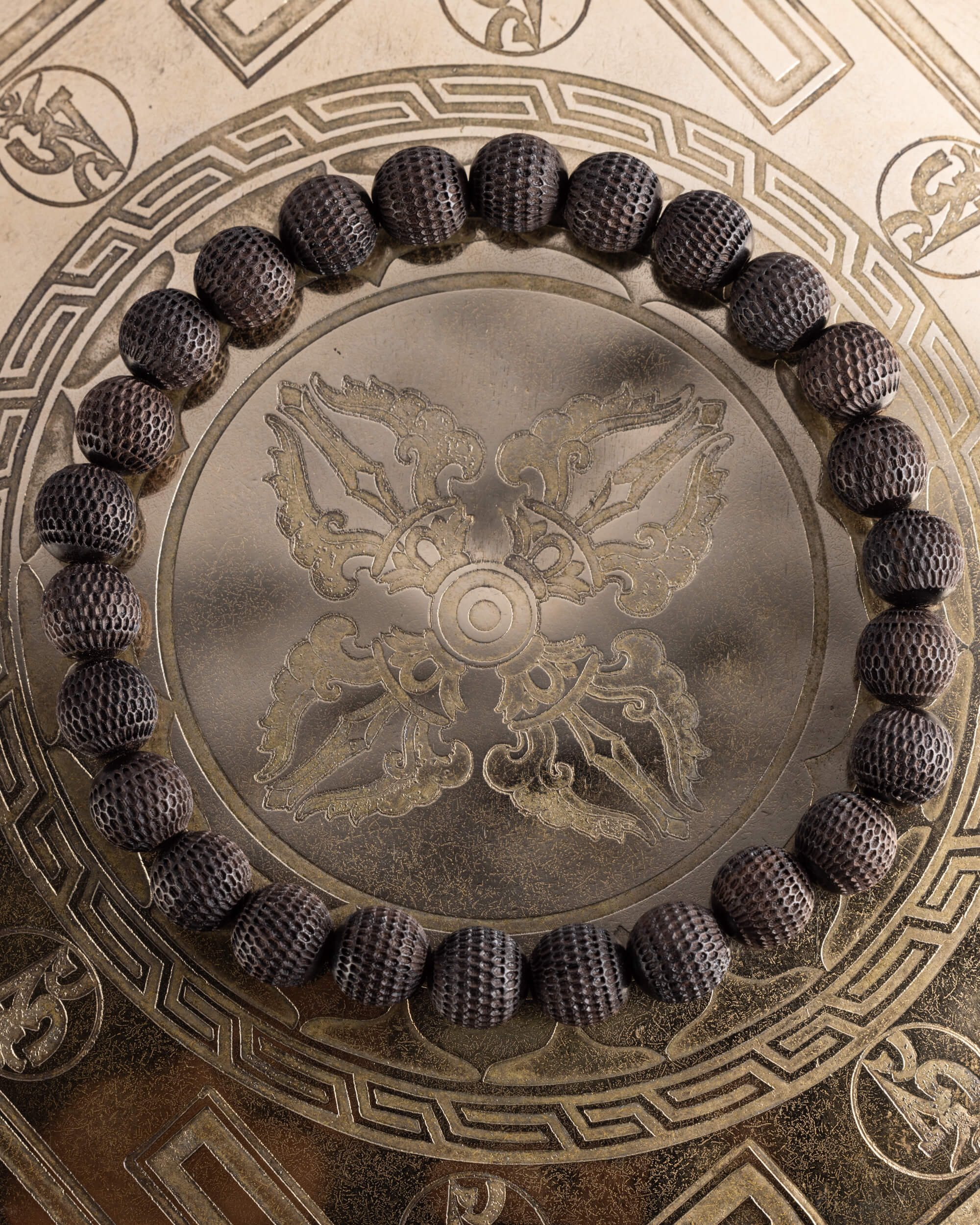 Pulsera de Madera de Ebano tallada con hexagonos, pieza completa sobre soporte grabado