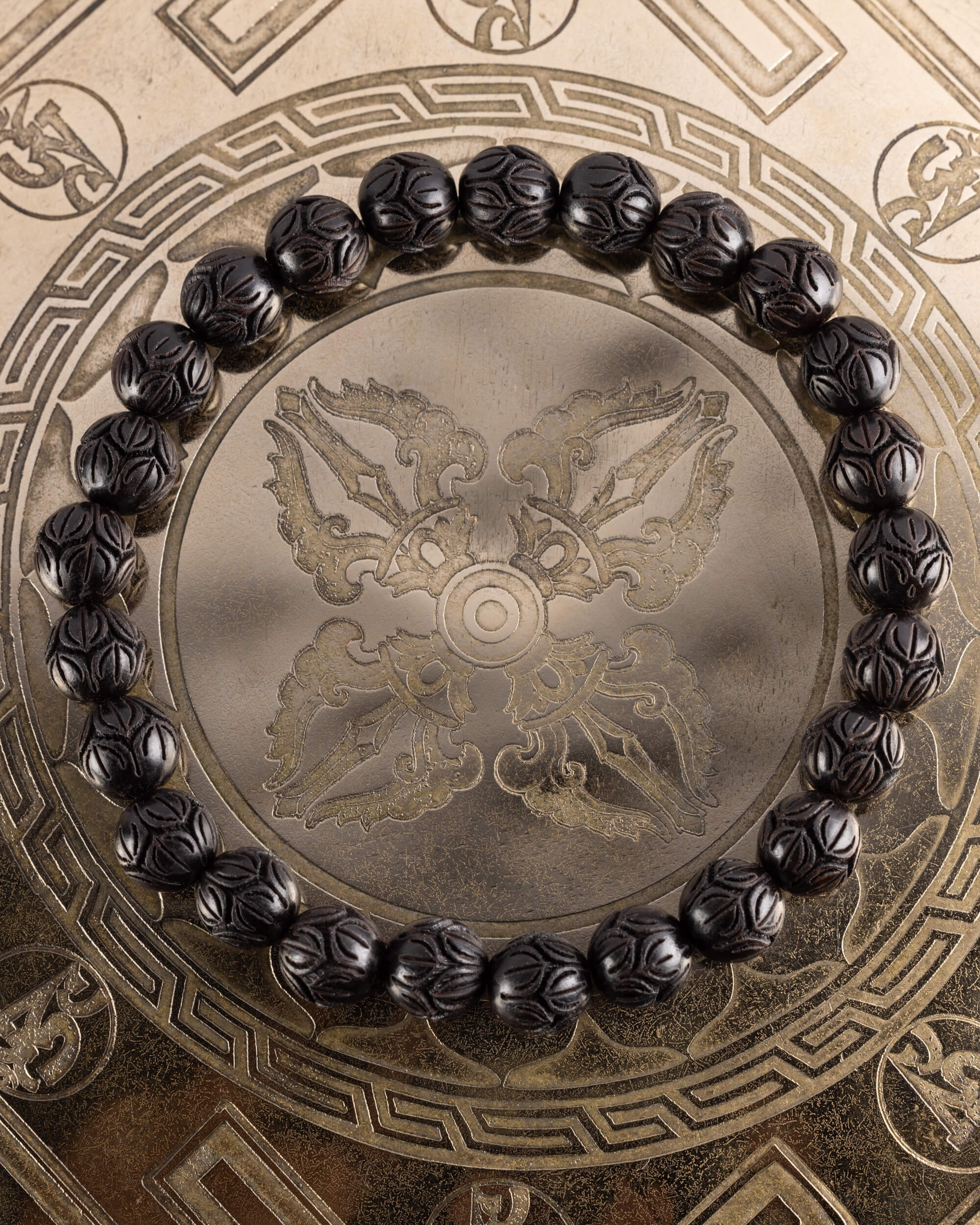 Pulsera de Madera de Ebano tallada con flor de loto, pieza completa en círculo