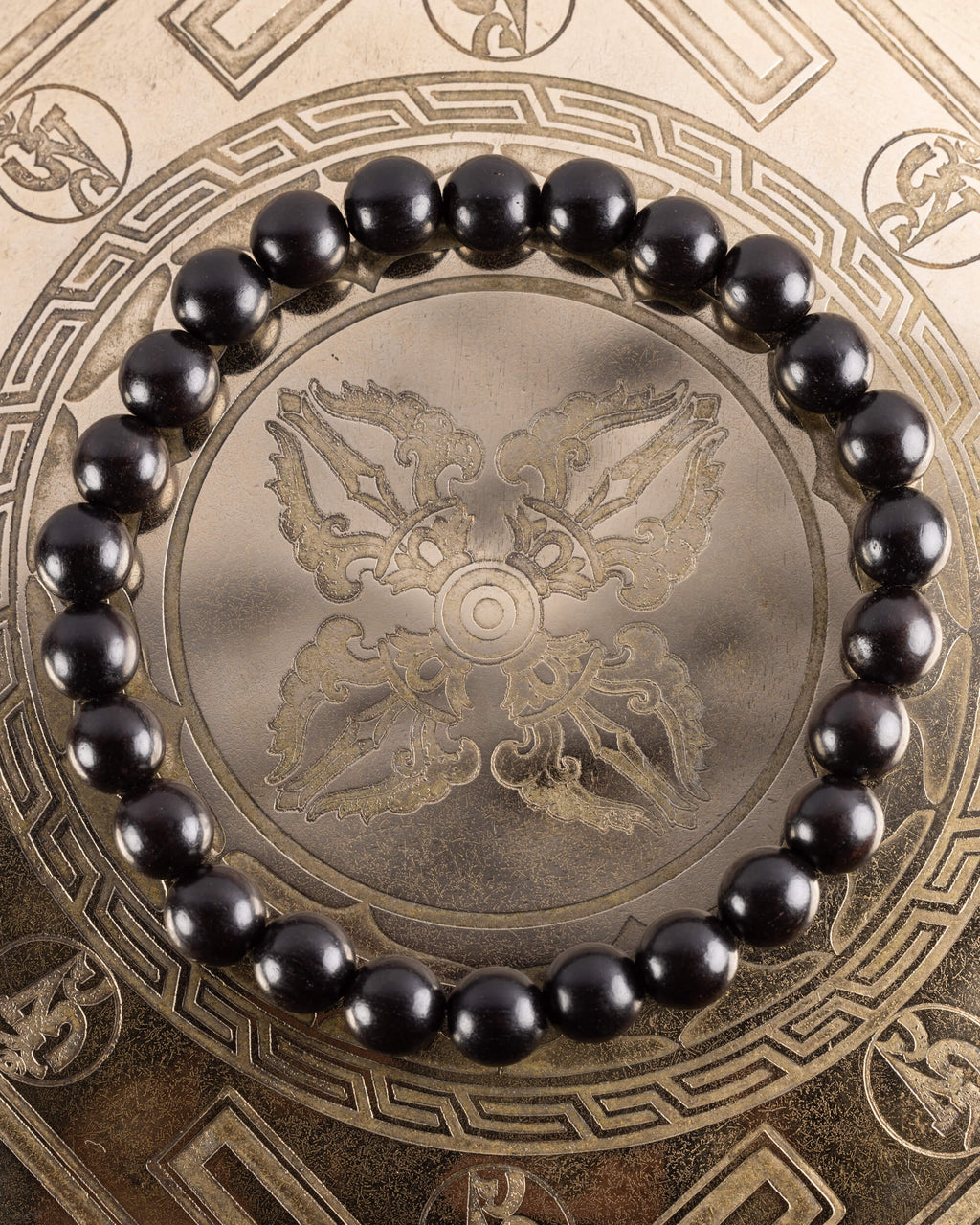 Pulsera de Madera de Ebano de 8 mm, pieza completa en círculo sobre soporte grabado