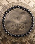 Pulsera de Obsidiana Arcoíris de 6 mm, pieza completa en círculo sobre bandeja grabada