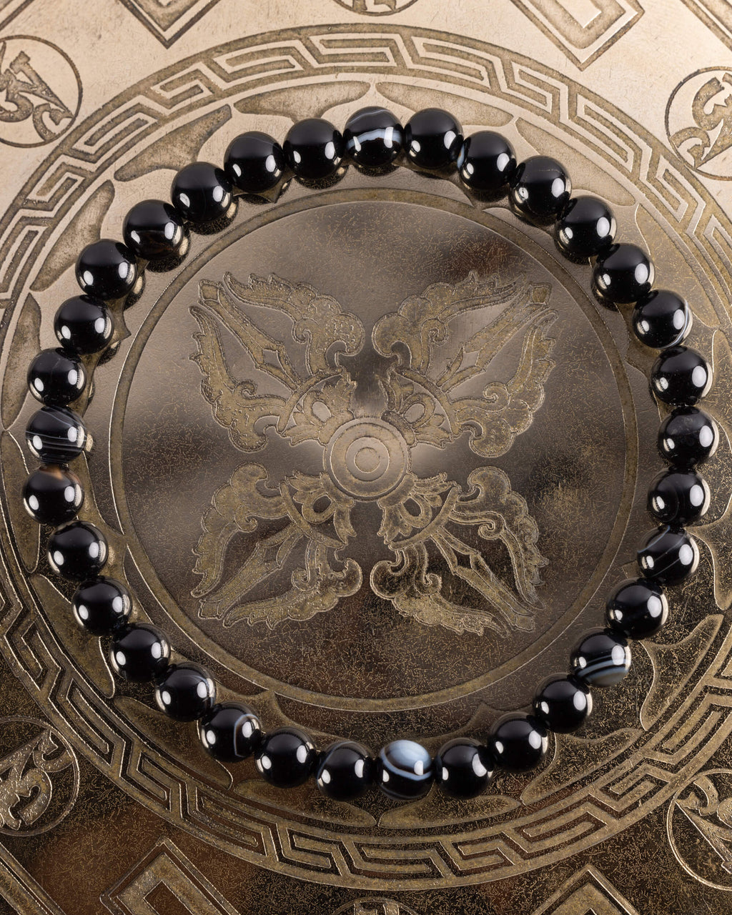 Pulsera de Ágata Negra de 6 mm, pieza completa con vetas grises sobre soporte grabado