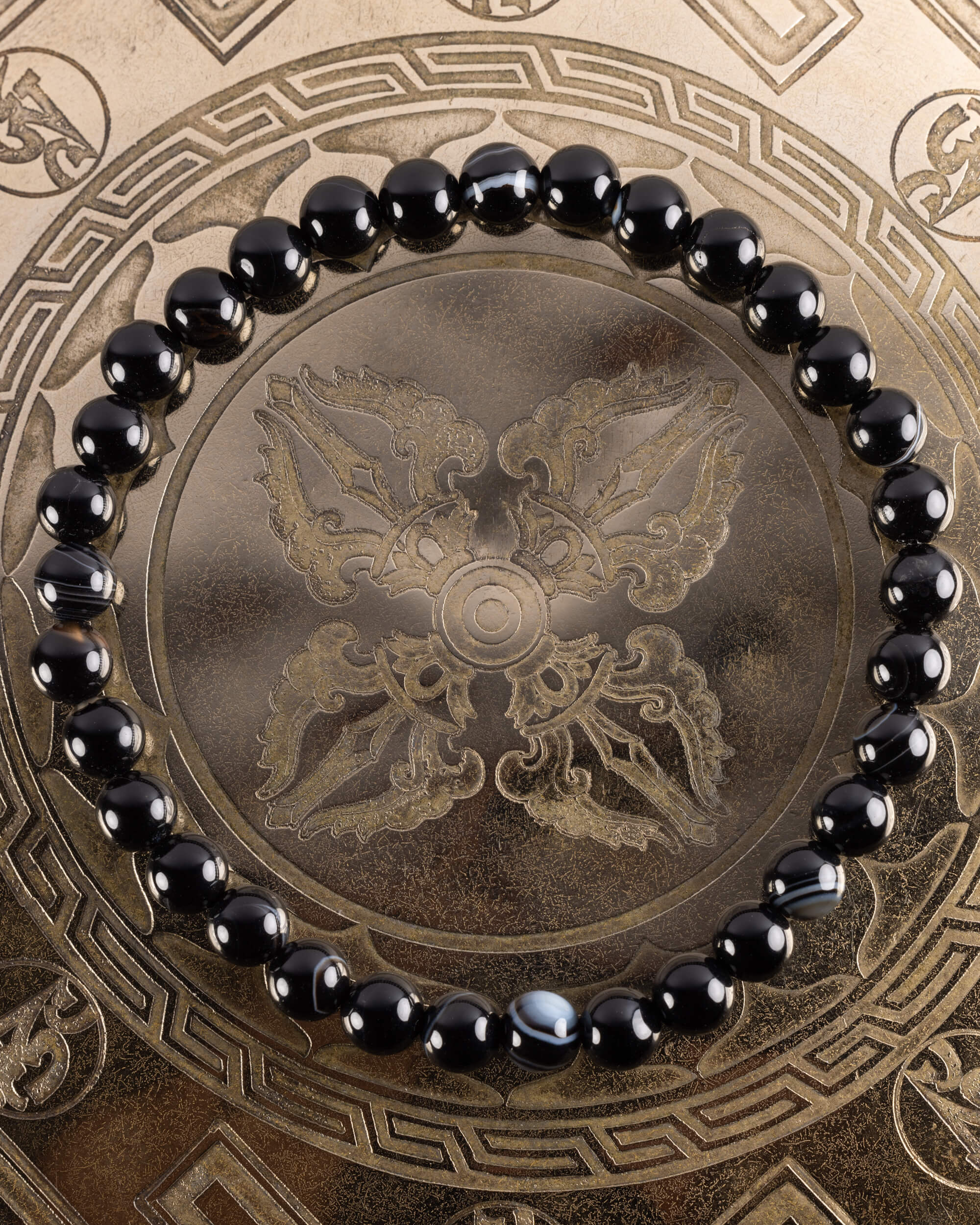 Pulsera de Ágata Negra de 6 mm, pieza completa con vetas grises sobre soporte grabado