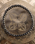 Pulsera de Obsidiana Negra de 4 mm, pieza completa en círculo sobre bandeja grabada