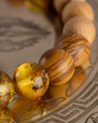 Macro de la transición entre cuentas de Ámbar y Madera de Sándalo