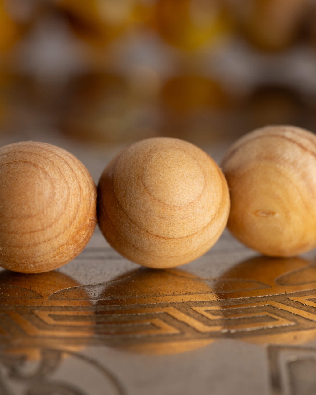 Macro de tres esferas de Madera de Sándalo con fondo desenfocado