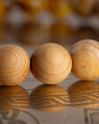 Macro de tres esferas de Madera de Sándalo con fondo desenfocado