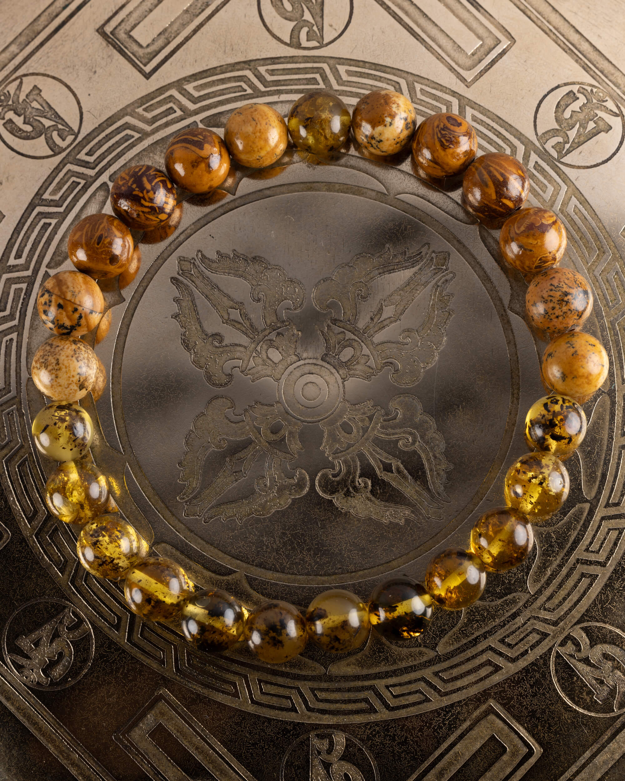 Pulsera Tonatiuh de Ámbar y Jaspe Paisaje, pieza completa sobre disco grabado