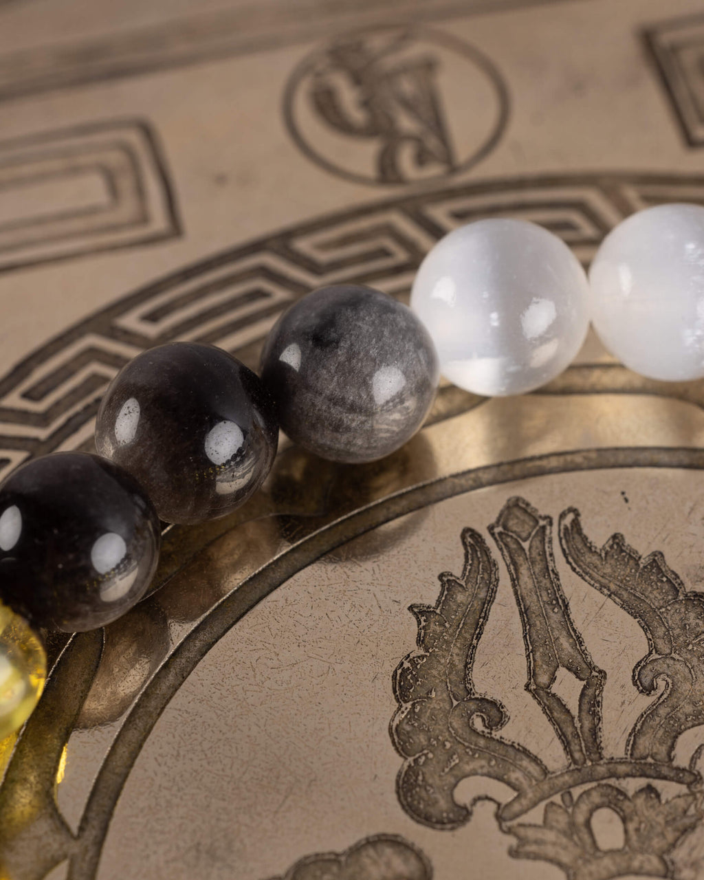 Detalle macro de las cuentas de Obsidiana Plateada y Selenita de la pulsera Amaterasu