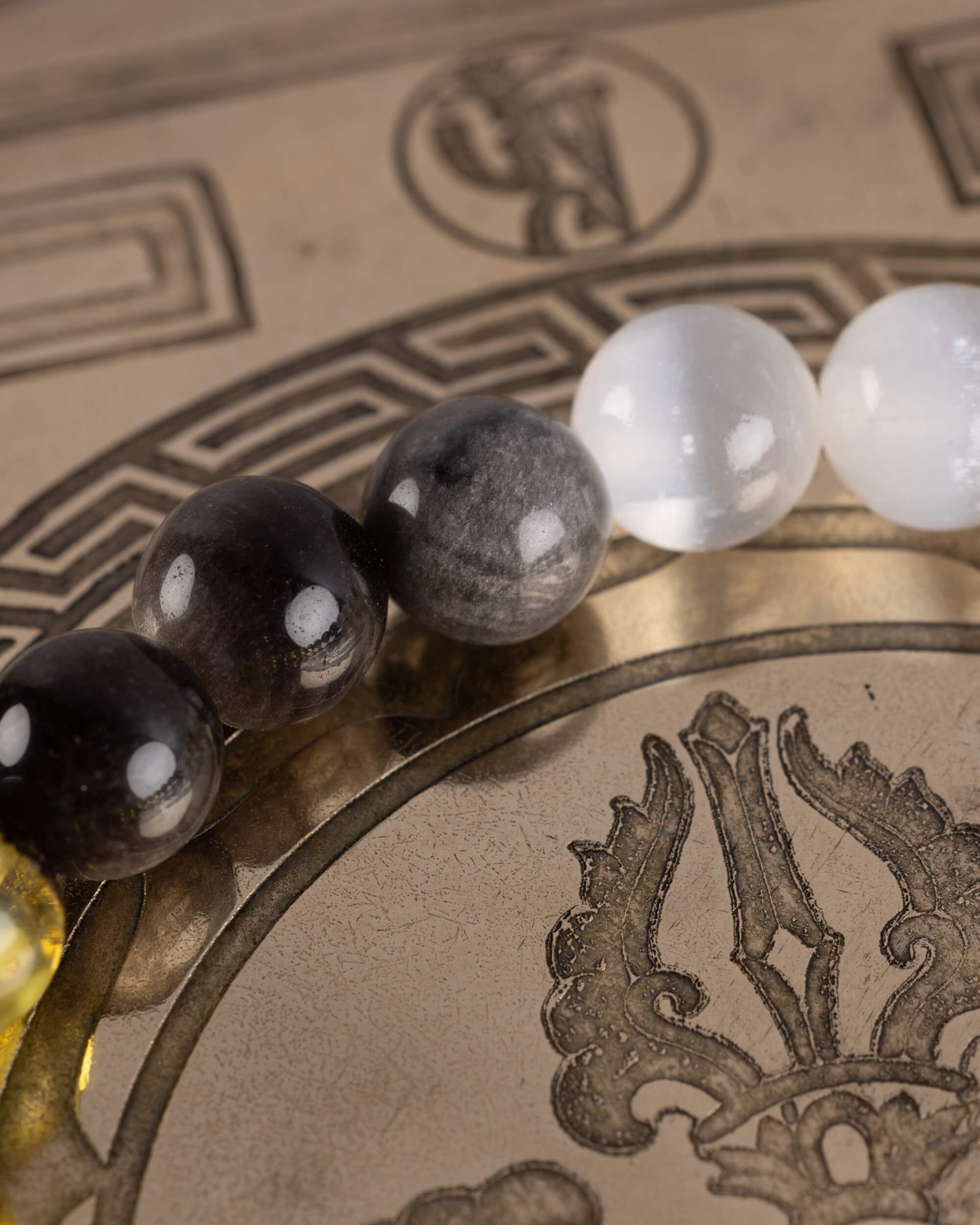 Detalle macro de las cuentas de Obsidiana Plateada y Selenita de la pulsera Amaterasu