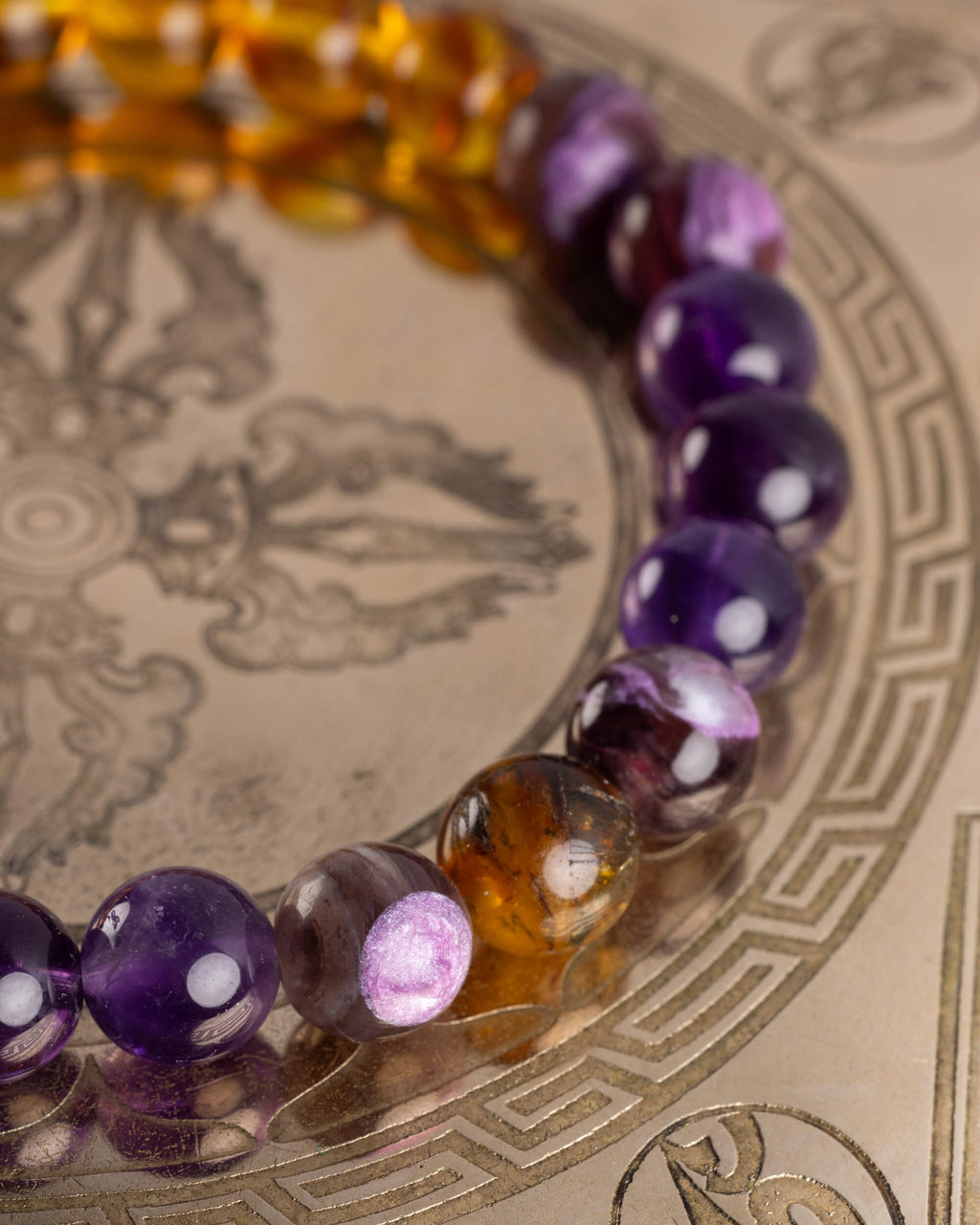 Detalle macro de las cuentas de Amatista y Lepidolita de la pulsera Apolo