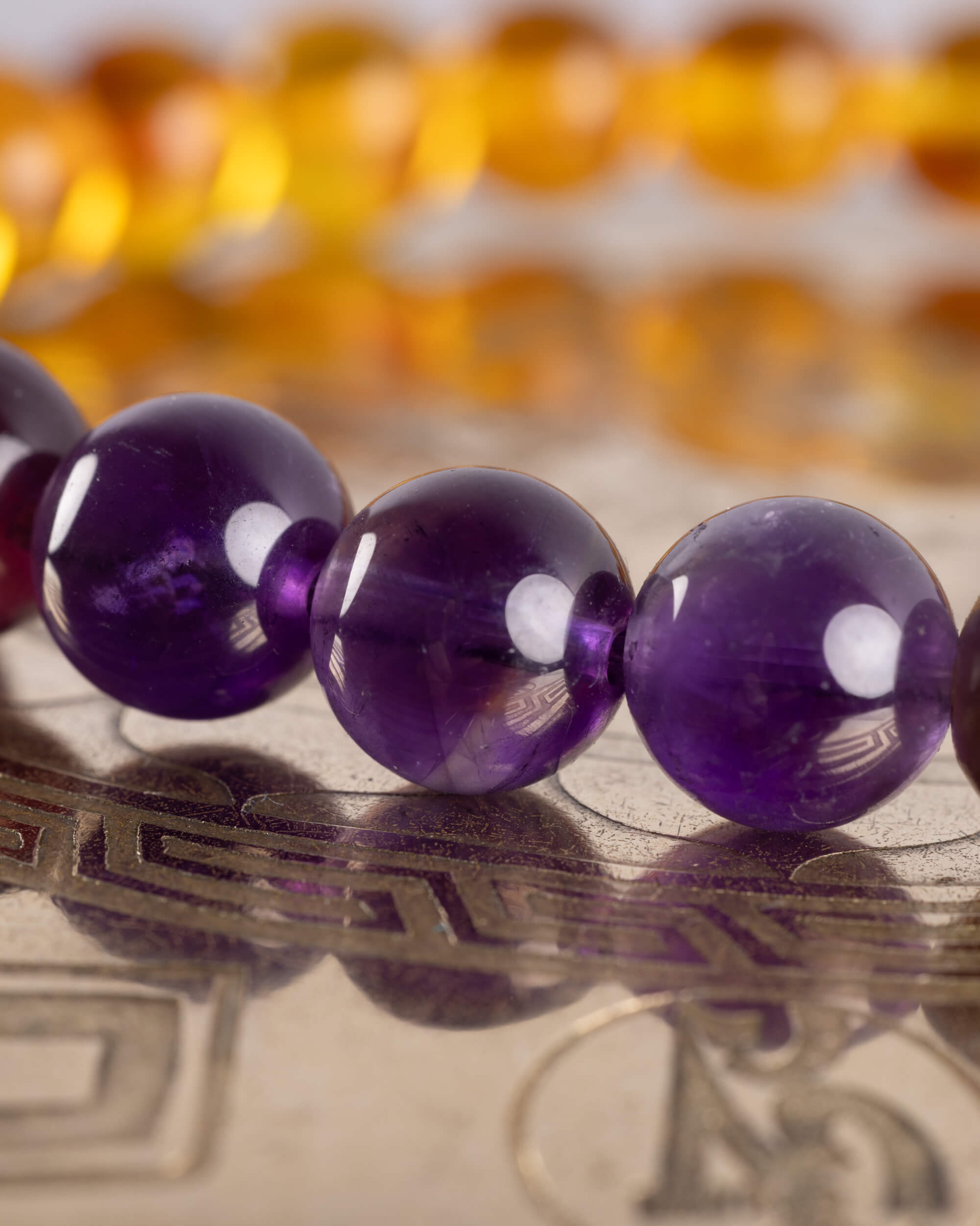 Detalle macro de cuentas esfericas de Amatista de la pulsera Apolo