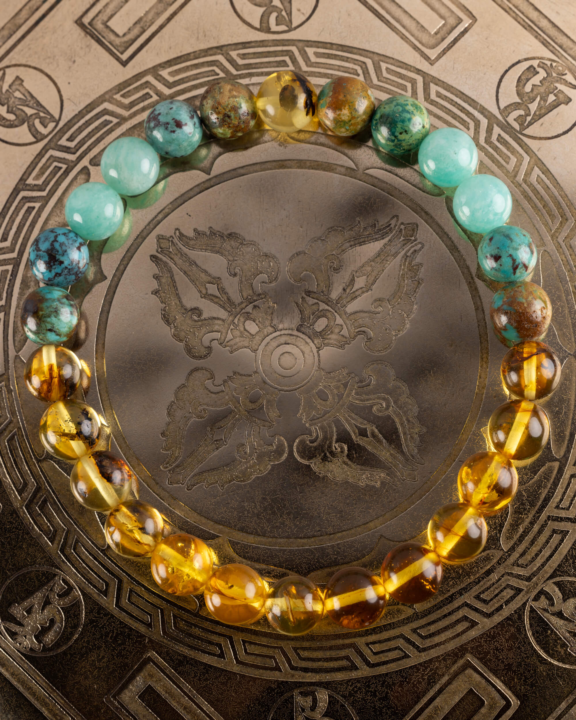 Pulsera Huitzilopochtli de Turquesa, Amazonita y Ámbar, pieza completa sobre disco grabado