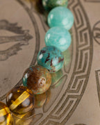 Detalle macro de cuentas de Turquesa en distintos tonos verdeazulados de la pulsera Huitzilopochtli