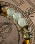 Detalle macro de las cuentas de Fluorita verde clara de la pulsera Surya