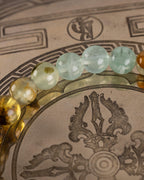 Detalle macro de las cuentas de Fluorita, Prehnita y Ámbar de la pulsera Surya