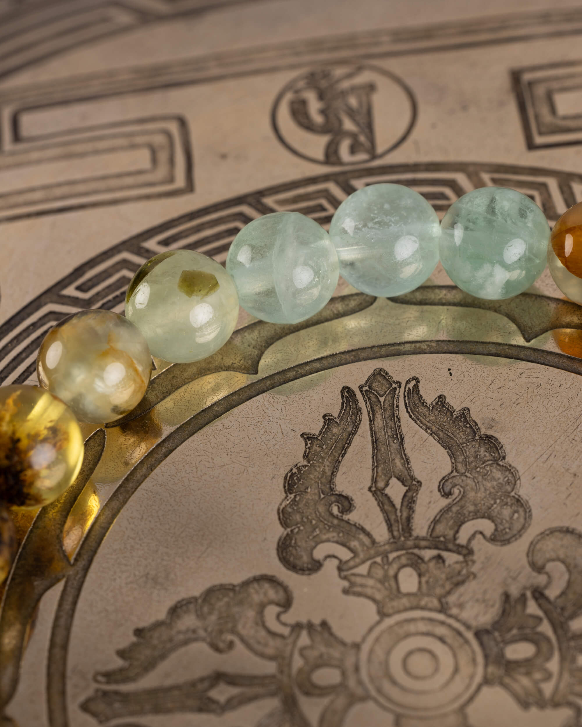 Detalle macro de las cuentas de Fluorita, Prehnita y Ámbar de la pulsera Surya