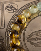Detalle macro del contraste de Ámbar y Fluorita en la pulsera Surya