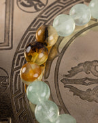 Detalle macro de las cuentas de Ámbar y Fluorita verde clara de la pulsera Surya