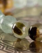 Detalle macro de las cuentas de Prehnita y Ámbar de la pulsera Surya