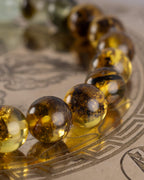 Detalle macro de las cuentas de Ámbar con vetas oscuras de la pulsera Surya