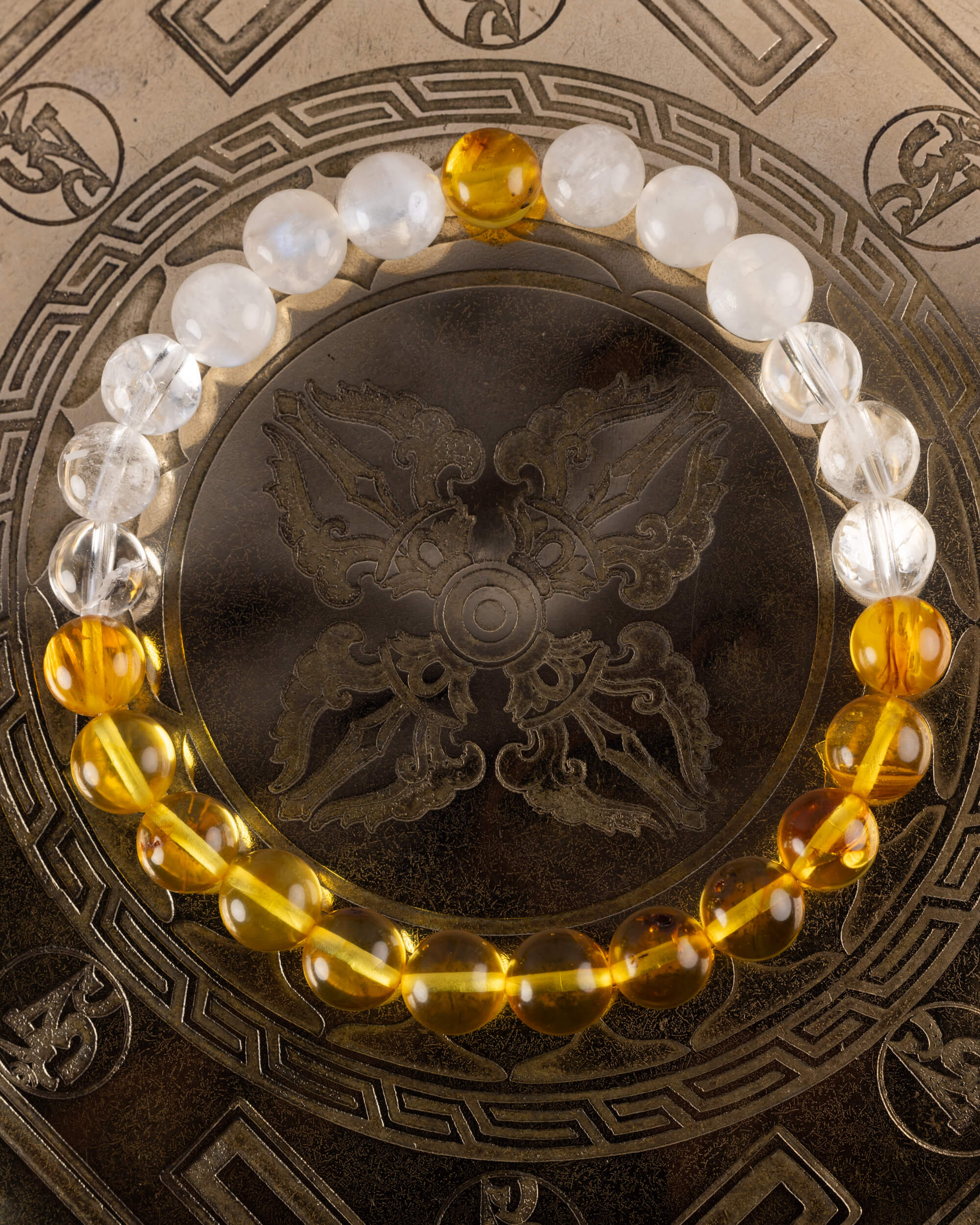 Pulsera Arinna de Piedra Luna, Cuarzo Transparente y Ámbar, pieza completa sobre disco grabado