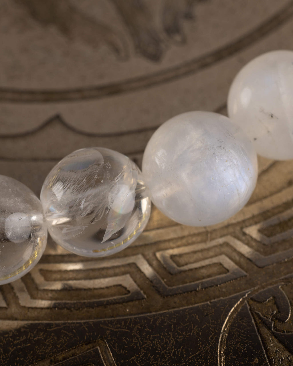 Detalle macro de las cuentas de Cuarzo Transparente y Piedra Luna de la pulsera Arinna