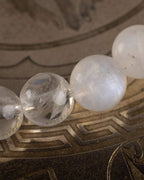Detalle macro de las cuentas de Cuarzo Transparente y Piedra Luna de la pulsera Arinna