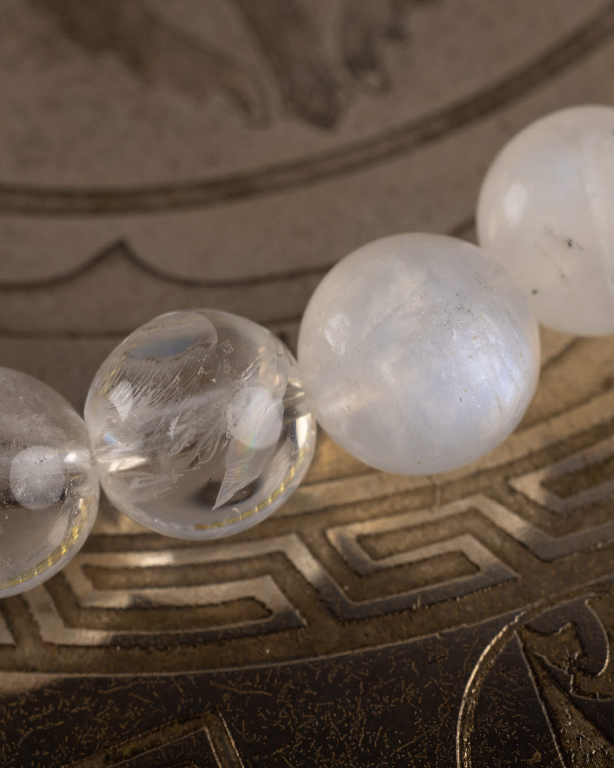 Detalle macro de las cuentas de Cuarzo Transparente y Piedra Luna de la pulsera Arinna