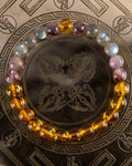 Pulsera Mithra de 8 mm, pieza completa sobre placa grabada con motivo oriental