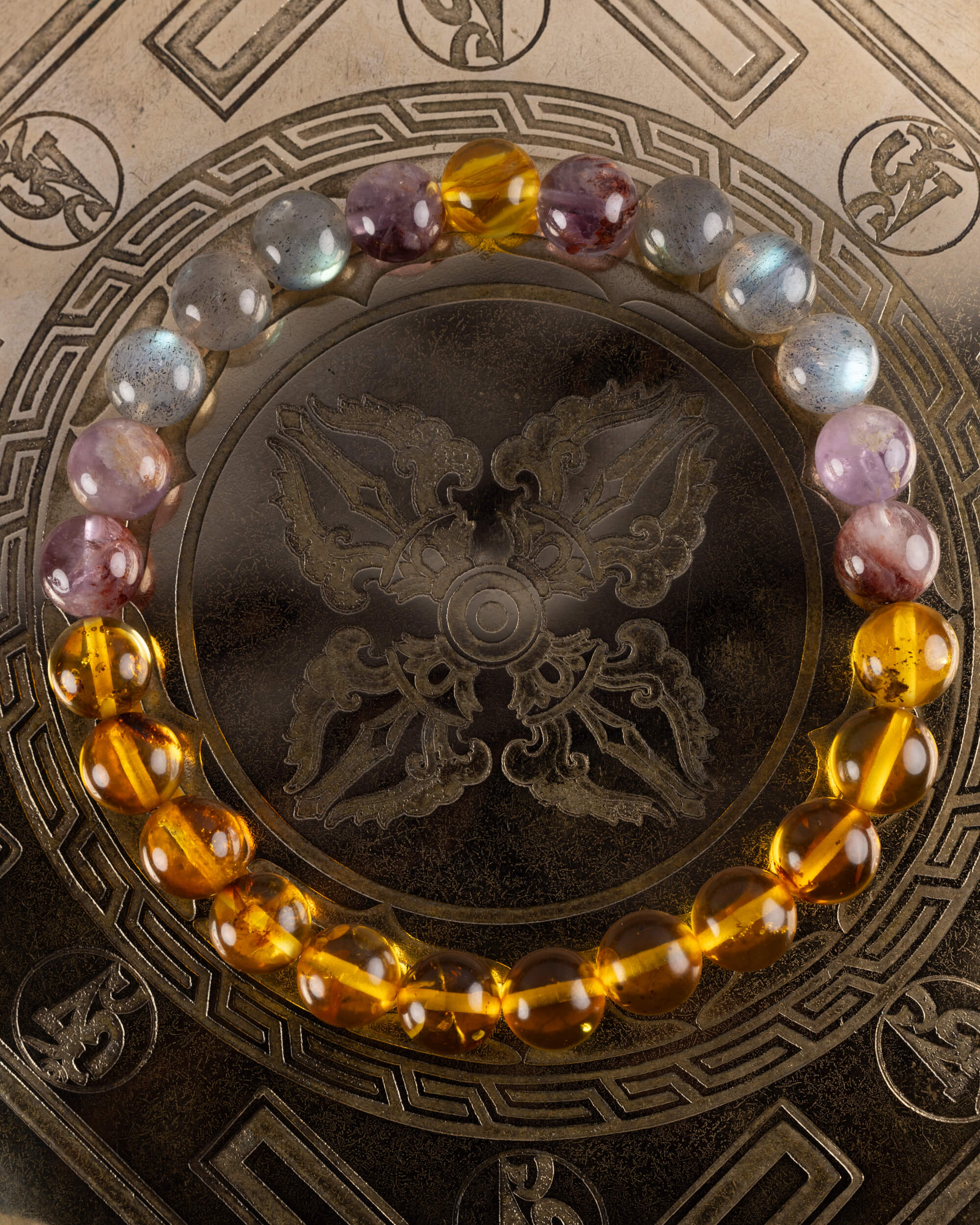 Pulsera Mithra de 8 mm, pieza completa sobre placa grabada con motivo oriental
