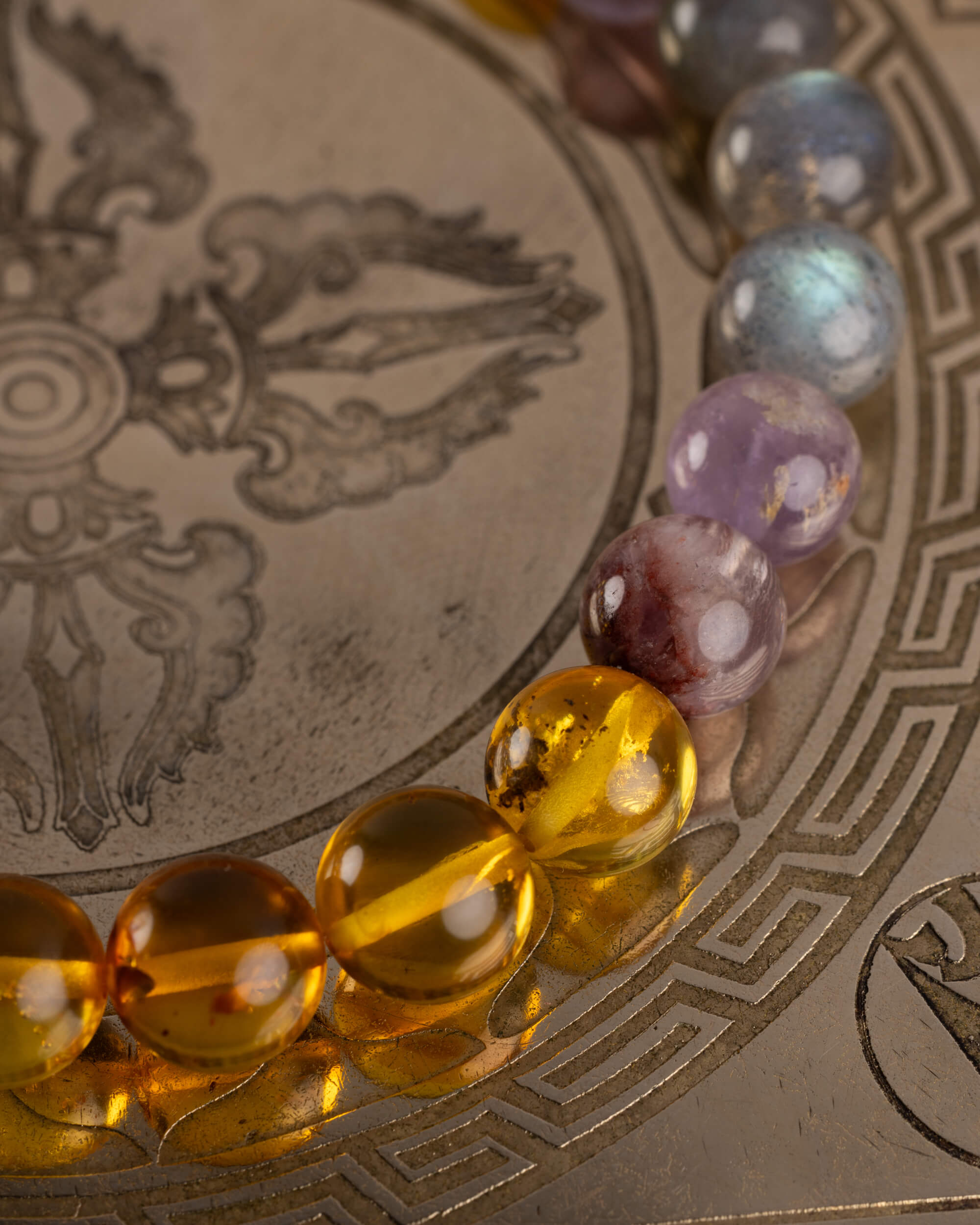 Detalle macro de las cuentas de Labradorita, Amatista Fantasma y Ámbar de la pulsera Mithra