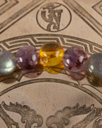 Detalle macro de las cuentas de Labradorita, Amatista Fantasma y Ámbar de la pulsera Mithra