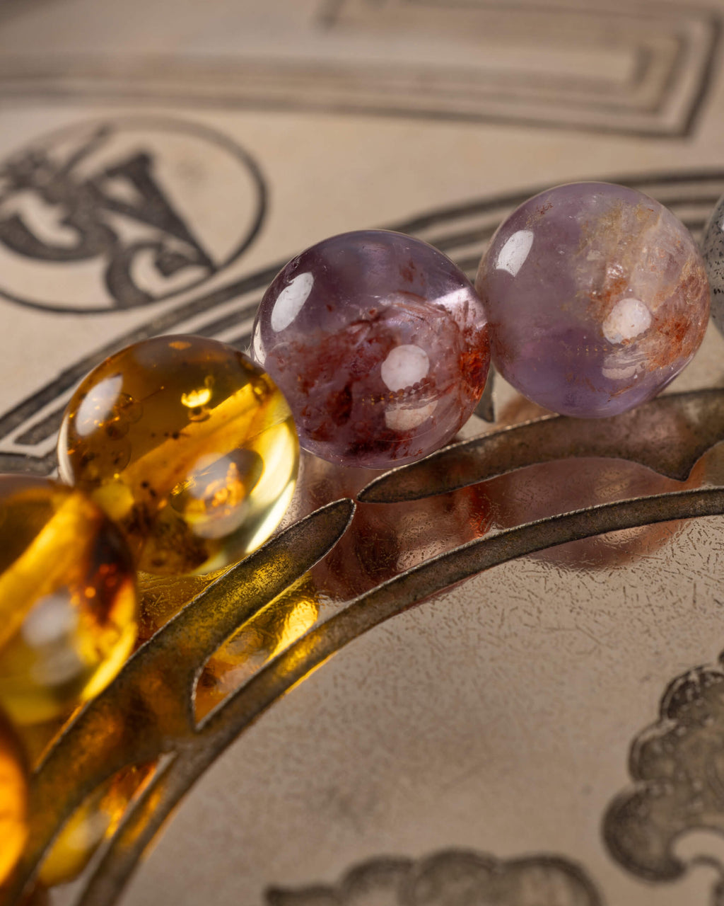 Detalle macro de las cuentas de Labradorita y Amatista Fantasma de la pulsera Mithra