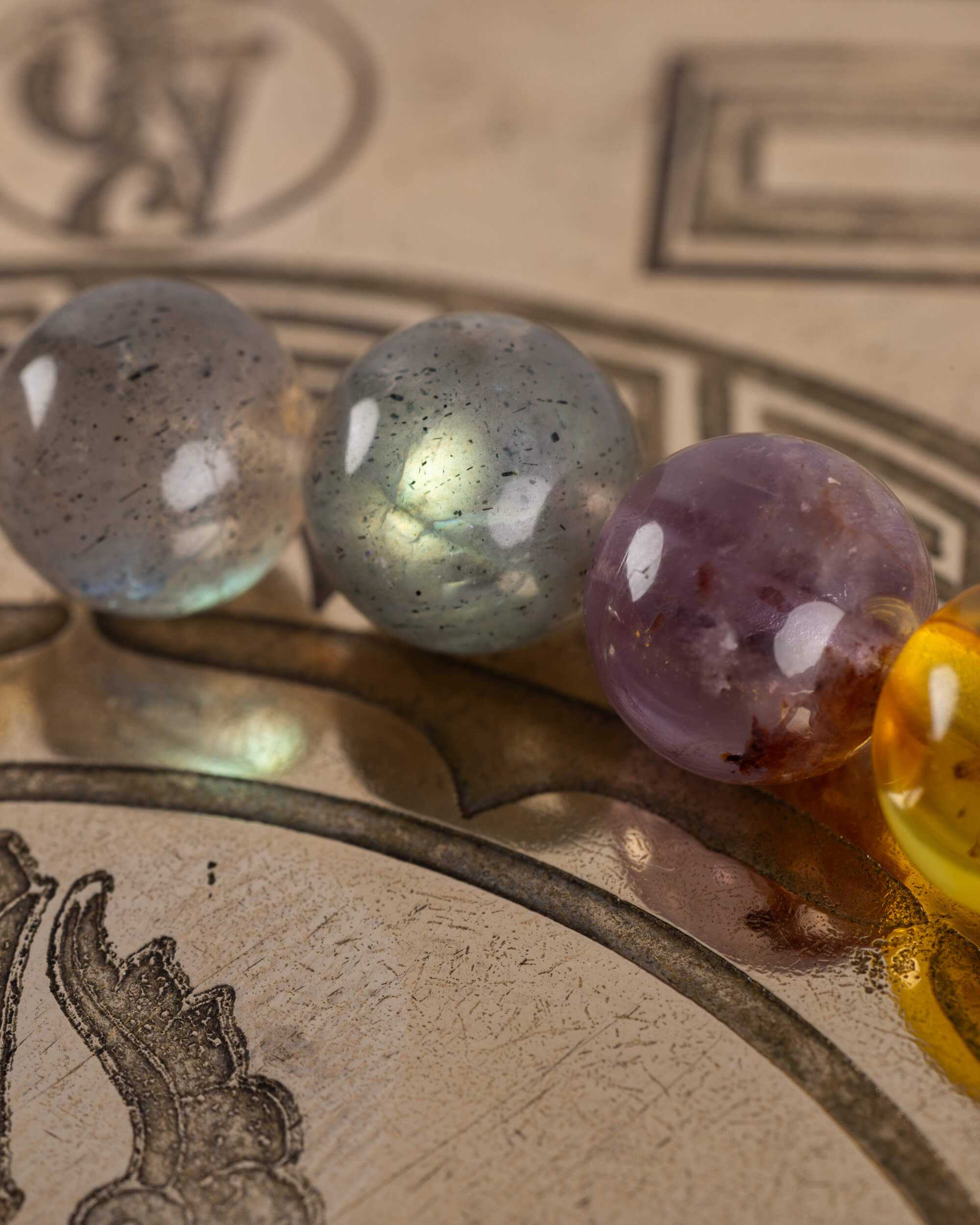 Detalle macro de las cuentas de Ámbar de la pulsera Mithra con brillo dorado en foco