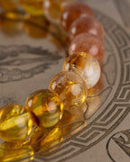 Detalle macro de las cuentas de Ámbar, Citrino y Piedra Sol Roja de la pulsera Sol Invictus