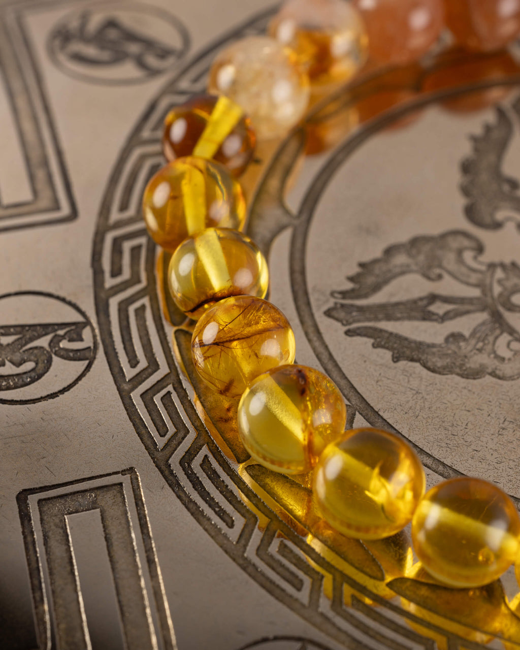 Detalle macro de las cuentas de Ámbar en primer plano de la pulsera Sol Invictus