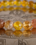 Detalle macro de las cuentas de Ámbar de la pulsera Sol Invictus