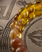 Detalle macro de las cuentas de Ámbar y Citrino de la pulsera Sol Invictus