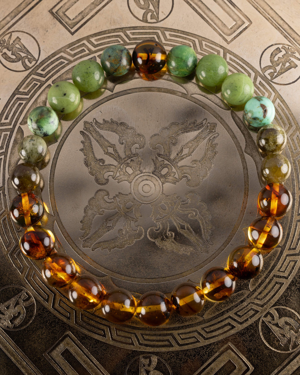 Pulsera Usil de 8 mm, pieza completa sobre placa grabada con motivo oriental