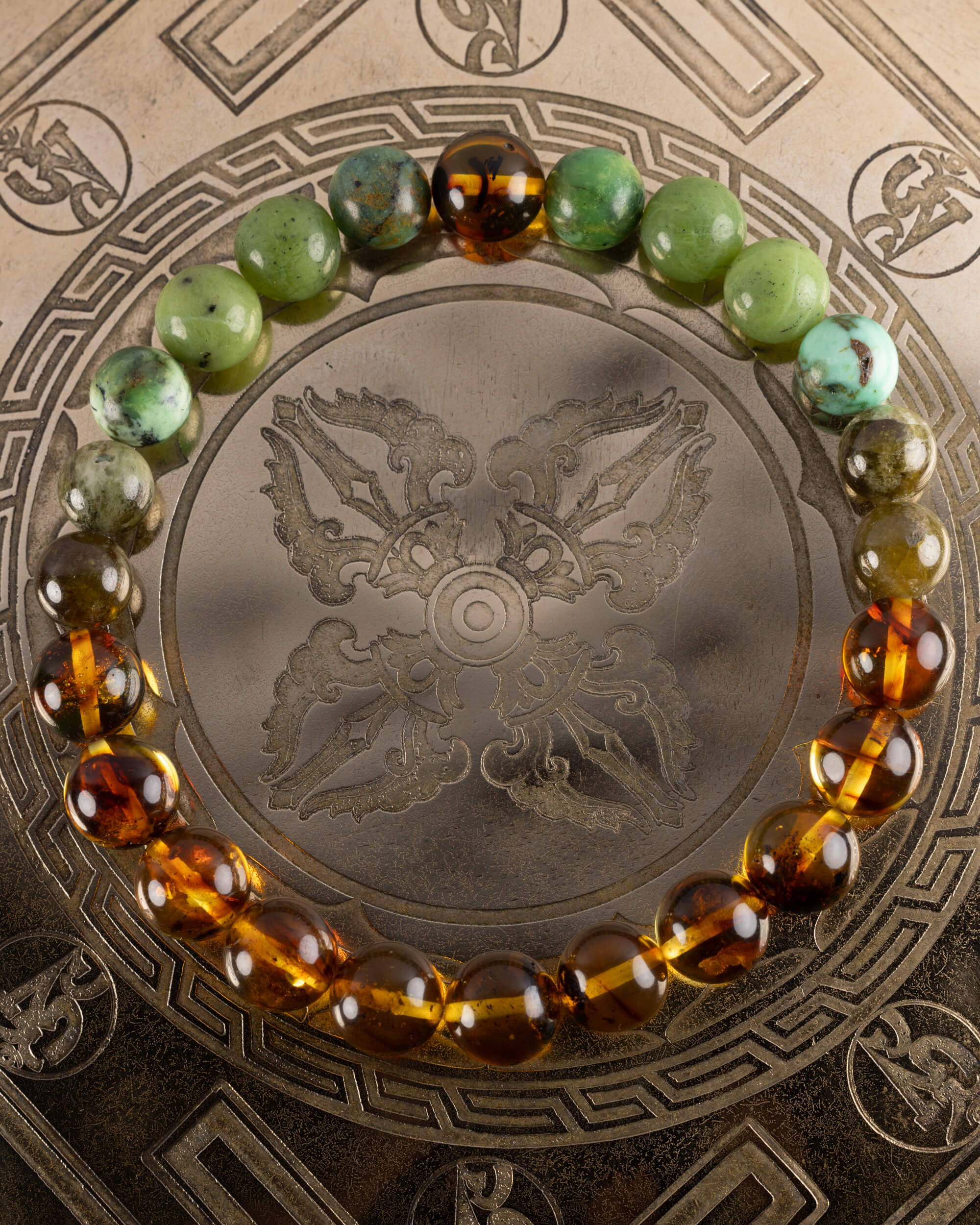 Pulsera Usil de 8 mm, pieza completa sobre placa grabada con motivo oriental