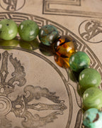 Detalle macro de las cuentas de Jade Verde, Turquesa y Ámbar de la pulsera Usil