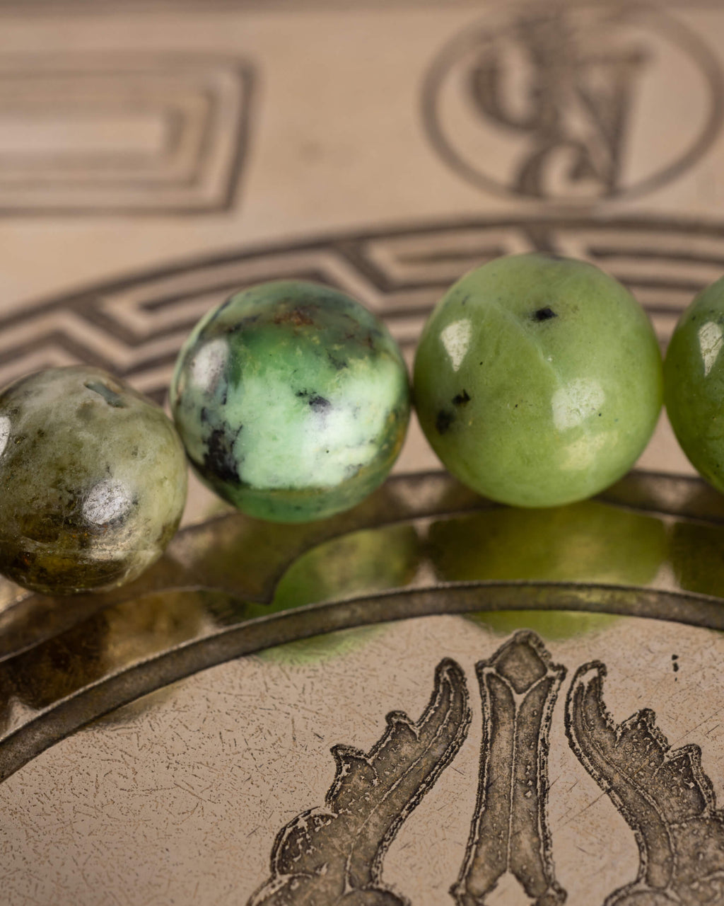 Detalle macro de las cuentas de Jade Verde de la pulsera Usil