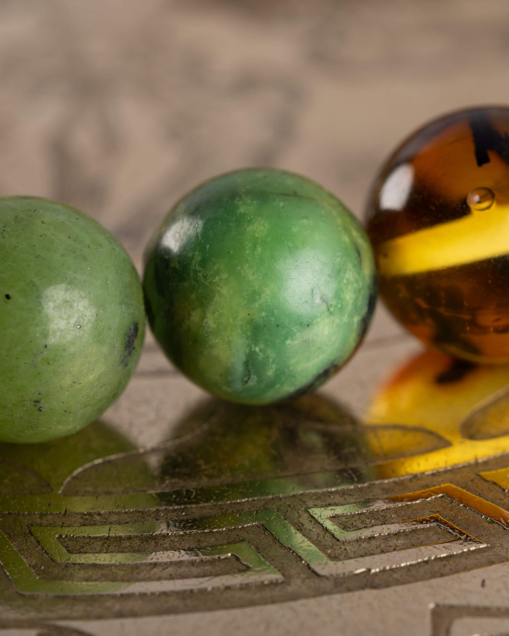 Detalle macro de las cuentas de Jade Verde de la pulsera Usil