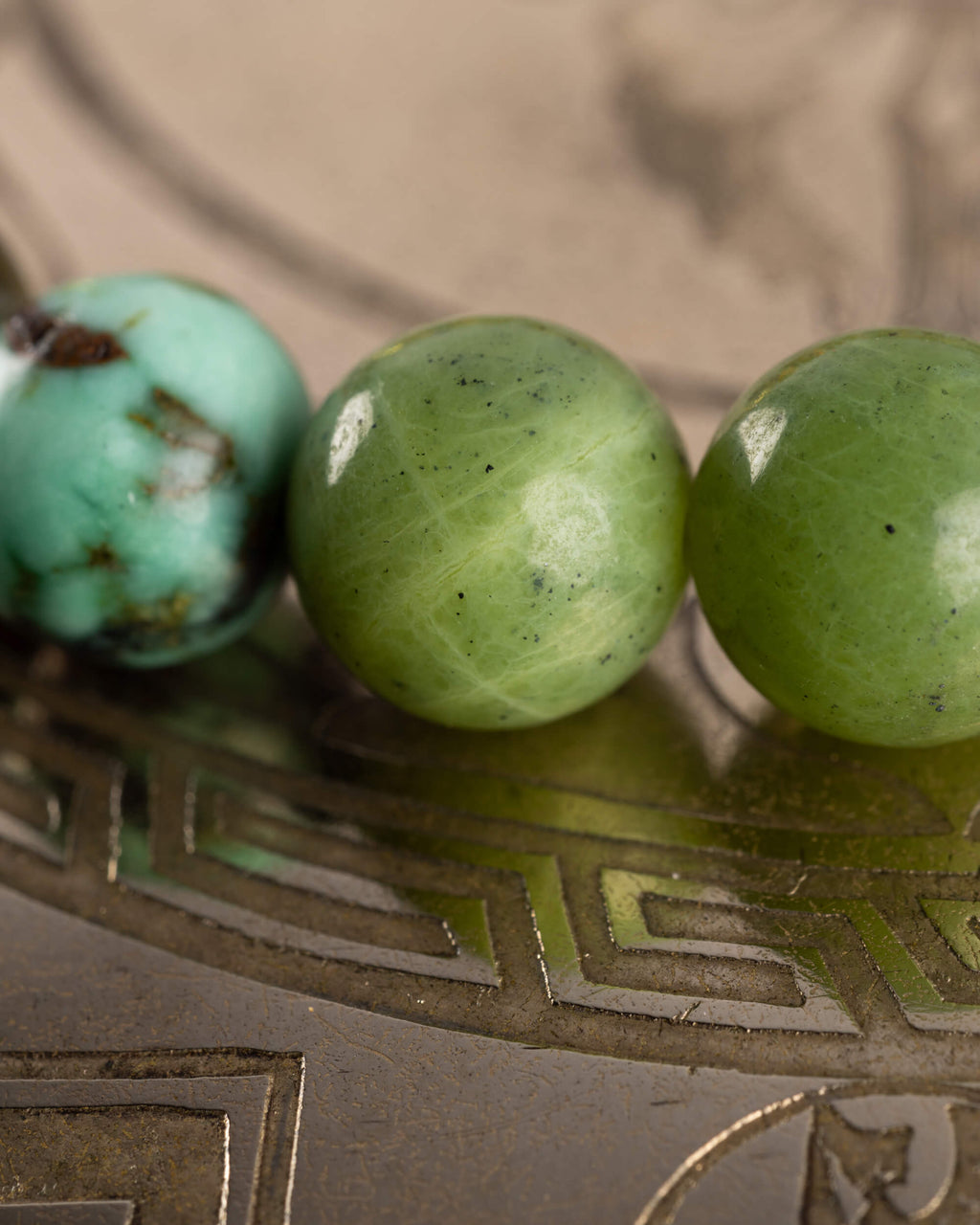 Detalle macro de las cuentas de Turquesa y Jade Verde de la pulsera Usil