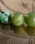 Detalle macro de las cuentas de Turquesa y Jade Verde de la pulsera Usil