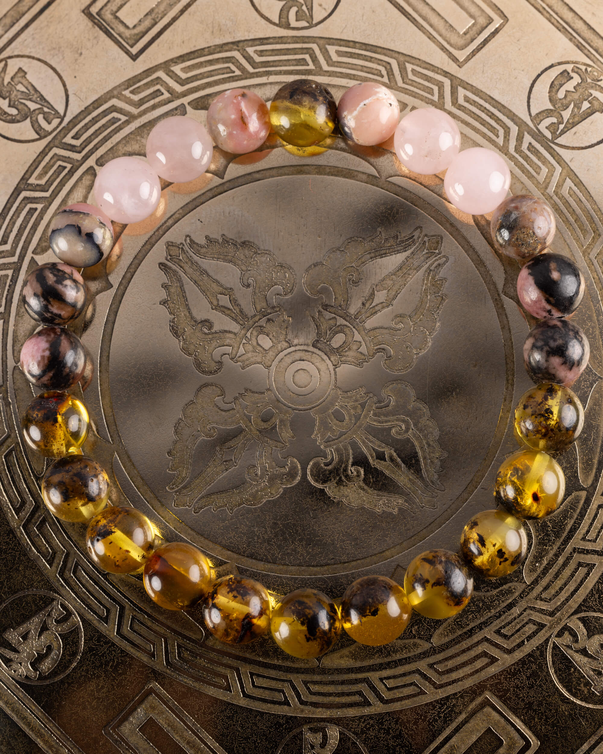 Pulsera Saule de 8 mm, pieza completa sobre placa grabada con motivo oriental