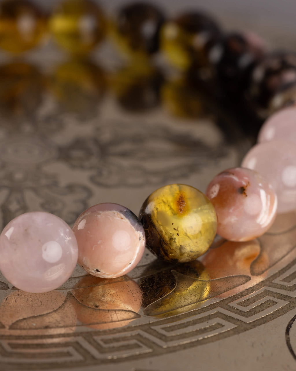 Detalle macro de las cuentas de Cuarzo Rosa, Ópalo Rosa y Ámbar de la pulsera Saule
