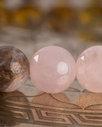Detalle macro de las cuentas de Cuarzo Rosa y Ópalo Rosa de la pulsera Saule
