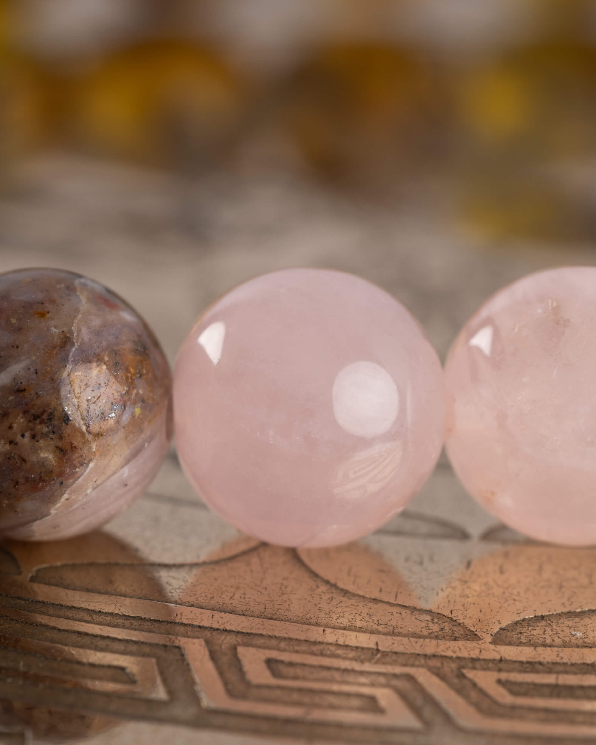 Detalle macro de las cuentas de Cuarzo Rosa y Ópalo Rosa de la pulsera Saule
