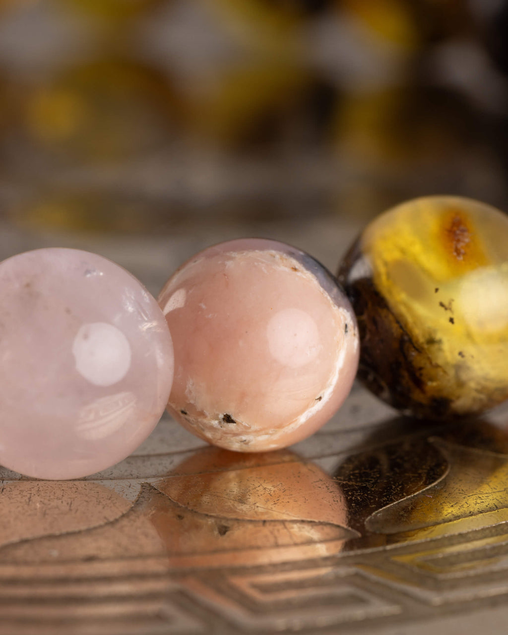 Detalle macro de las cuentas de Cuarzo Rosa, Ópalo Rosa y Ámbar de la pulsera Saule